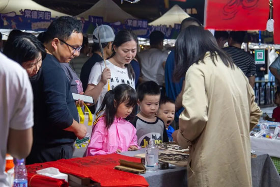 中国日报网推介丨文创集市：点亮常德河街的夜空